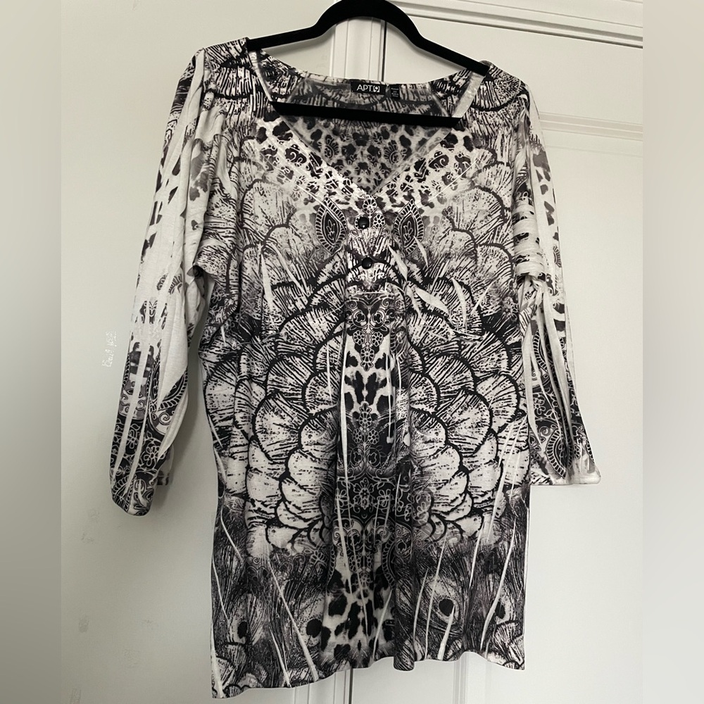 Apt 9 Peacock Print Womens Top 2X 3/4 Sleeve Artsy V Neck Black and White Preppy